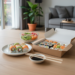 Een sushibox, losse sushirollen en een poké bowl naast elkaar op een gedekte eettafel.